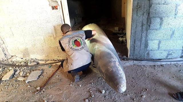 بالصور | إحدى الصواريخ التي ألقيت من طائرات الاحتلال الإسرائيلي على قطاع غزة .. ولم تنفجر!