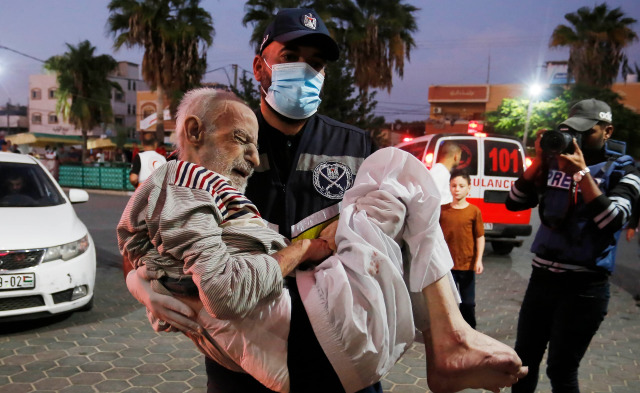بالصور.. وصول شهداء من المدنيين فى دير البلح وسط قطاع غزة بعد قصف الاحتلال لمنزلهم