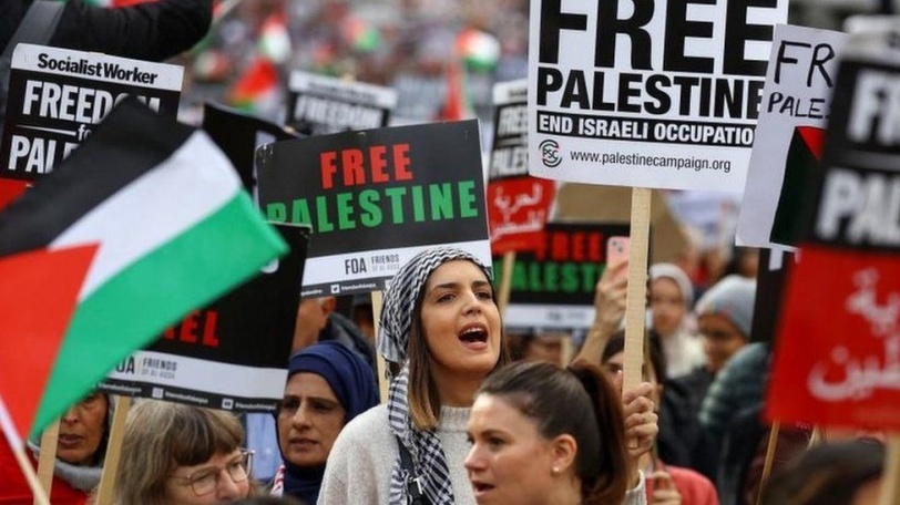 بالصور.. عشرات الآلاف يشاركون بمسيرة داعمة لفلسطين في بريطانيا