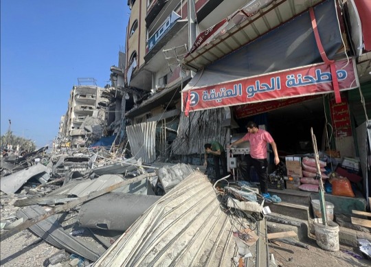 صور تظهر الدمار الهائل الذي لحق بسوق النصيرات وسط قطاع غزة