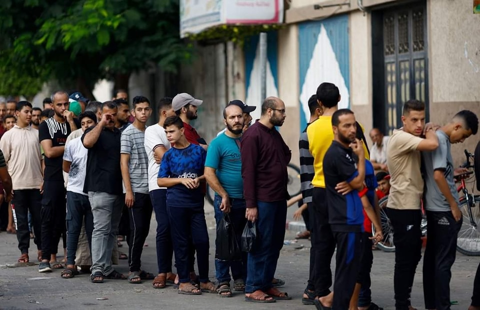 بالصور | زحمة مواطنين على شراء الخبز وسط نقص الإمدادات الغذائية والوقود في خان يونس جنوب قطاع غزة