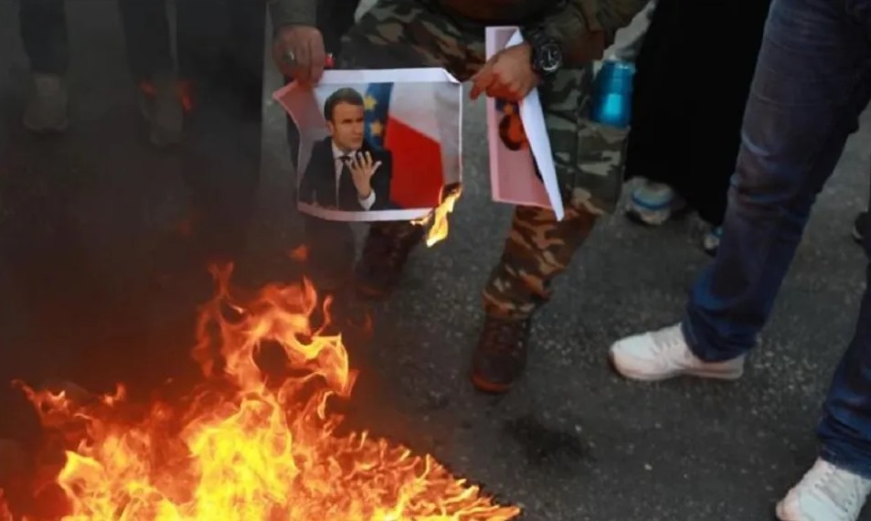 بالفيديو.. متظاهرون يحرقون صور ماكرون في رام الله