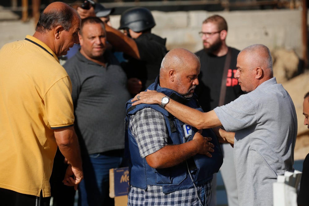 بالصور: وائل الدحدوح يلقي نظرة الوداع الأخيرة على عائلته