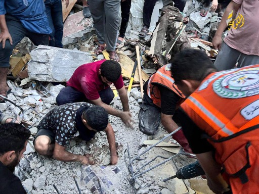 صور من عمليات البحث عن الشهداء والجرحى تحت ركام منزل مدمر في خانيونس