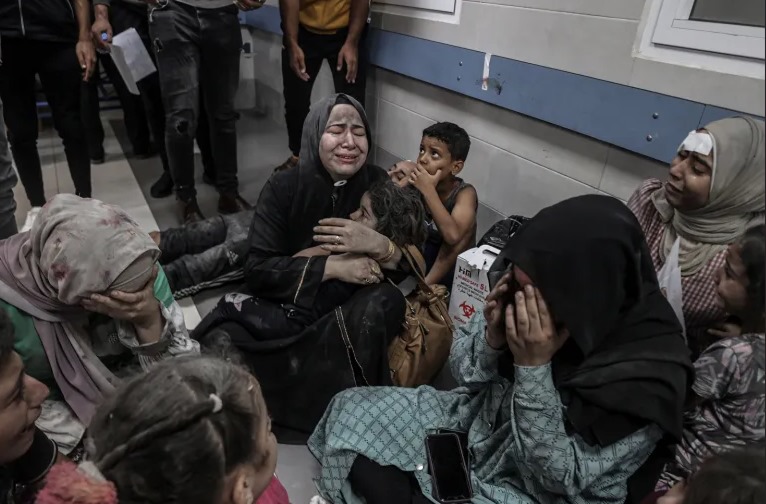 بالفيديو - مشاهد للنازحين بداخل مستشفى القدس الذي يهدد الاحتلال بقصفه