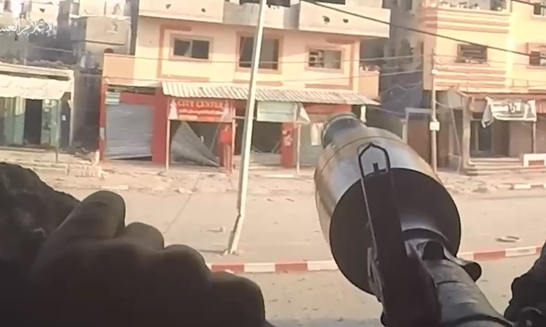 بالفيديو - مشاهد من استهداف مدرعة إسرائيلية وجنودا يتحصنون في منزل شرق جحر الديك في قطاع غزة