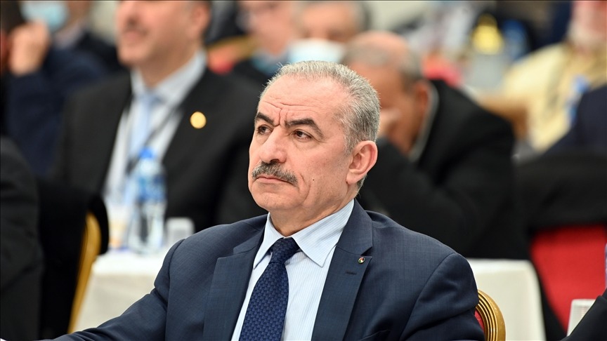 بالفيديو: رئيس الوزراء اشتية يبكي خلال المؤتمر الصحفي الذي عقده في مقر رئاسة الوزراء بشأن الأوضاع في غزة