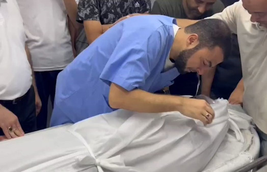 بالفيديو - طبيب فلسطيني يتلقى نبأ استشهاد أبنائه ووالدته أثناء عمله داخل المستشفى