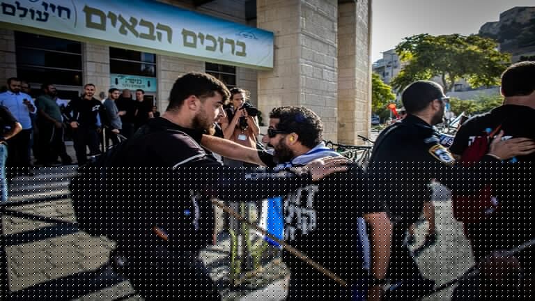 بالفيديو - مستوطنون إسرائيليون يتوعدون بـ"محو" بلدة حوارة في الضفة الغربية من الوجود!