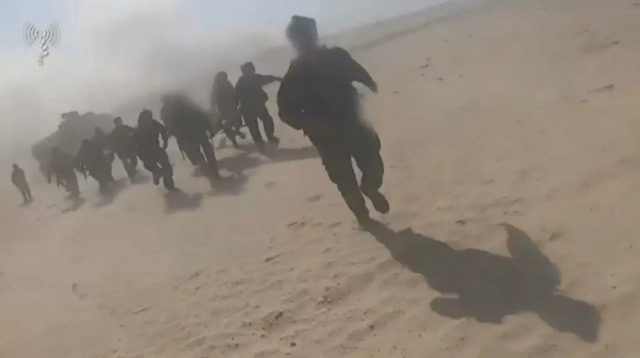بالفيديو - هبطت على ساحل في غزة ... مروحية إسرائيلية تجلي جنوداً بينهم جرحى!