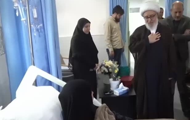 بالفيديو - وفدٌ من قِبل السيد نصرالله يزور والدة الشهيدات الثلاث