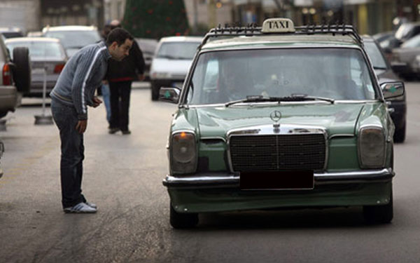 على الأوتوستراد: سائق سيّارة أجرة سرق راكباً بمشاركة سيدة!