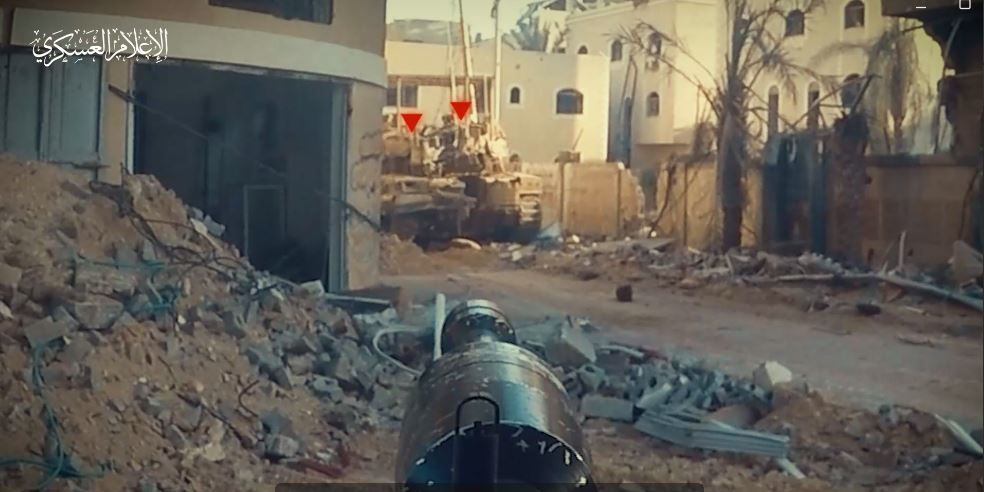 بالفيديو - الإجهاز على جنود واغتنام عتادهم ... مشاهد استهداف المقاومين الفلسطينيين للآليات والقوات الإسرائيلية المتوغلة في غزة