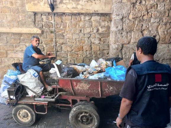 في إطار مبادرة أطلقتها لمؤازرة البلدية: فرق "مؤسسة الحريري" تواصل  أعمال كنس وجمع ونقل النفايات من صيدا القديمة