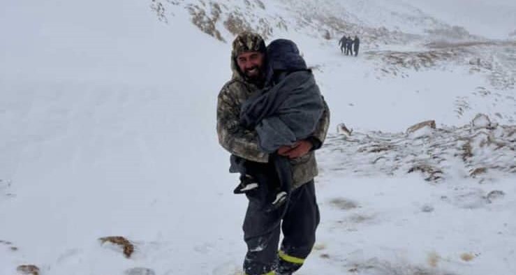 بالصور - بينهم طفل ... إنقاذ 4 مواطنين حاصرتهم الثلوج!