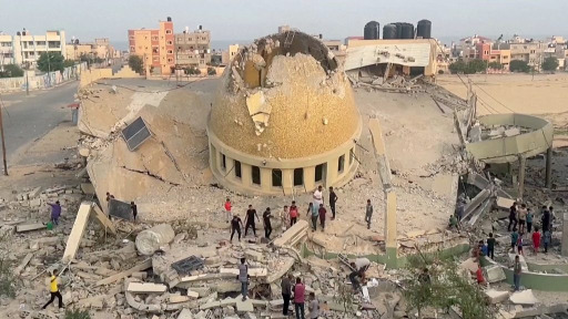بالفيديو - عد تنازلي ثم تفجير وضحك هستيري ... مشاهد تظهر فرحة جنود الاحتلال بقصف مسجد في غزة!