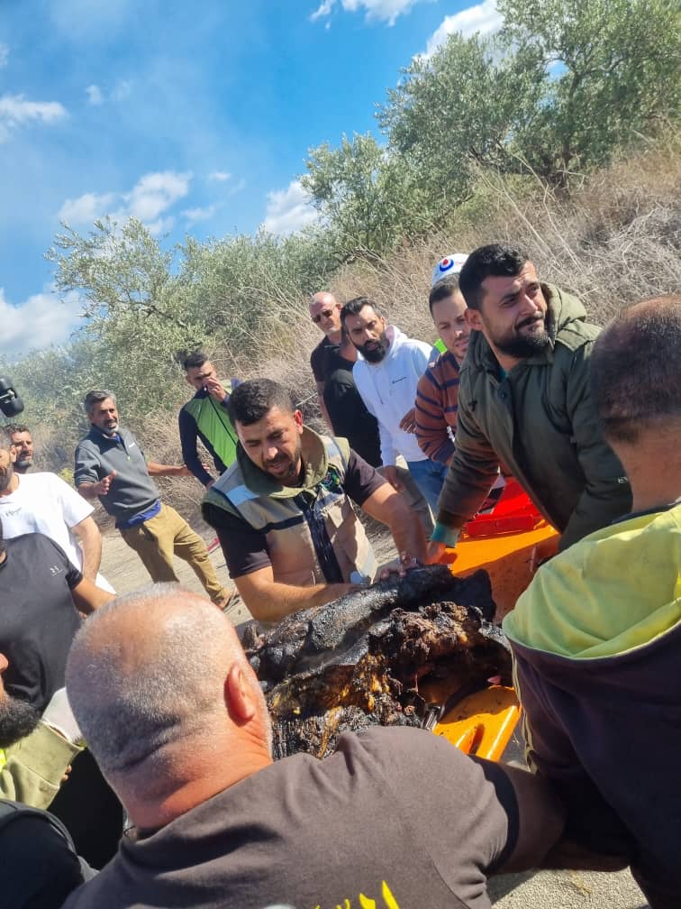 بالصور- لحظة انتشال شهداء من داخل السيارة التي استهدفتها قوات الاحتلال