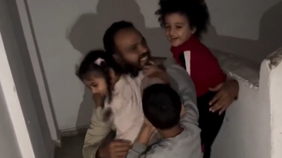 بالفيديو - "بابا ضلك عنا" ... لحظات مؤثرة بين أطفال من غزة ووالدهم الذي غاب عنهم 48 يومًا