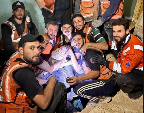 بالفيديو - انتشال رضيعة على قيد الحياة بعد شهر من قصف منزل ذويها في غزة!