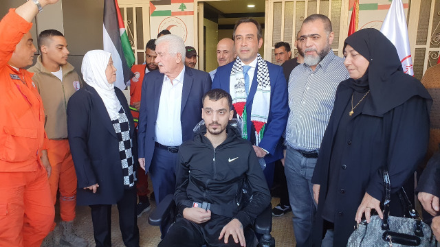 النائب بدر يزور "مستشفى الهمشري" في صيدا ويقدم كرسيًا كهربائيًا لأحد الجرحى