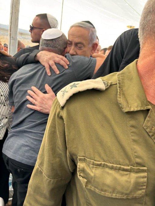 بالفيديو - رئيس أركان الاحتلال السابق ينهار في جنازة ابنه الذي كتبت أنفاق المقاومة نهايته ... ونتنياهو يواسيه