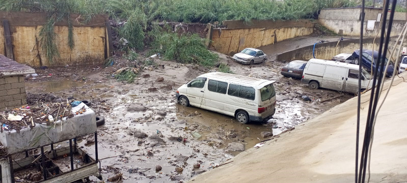 بالصور - في منطقة لبنانية ... اجلاء سكان أحد الأبنية خوفاً من إنهياره بسبب الأمطار!