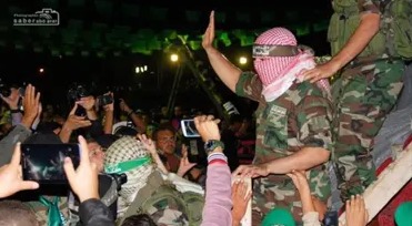 بالصورة - "أبو عبيدة" يتجوّل في غزة؟!