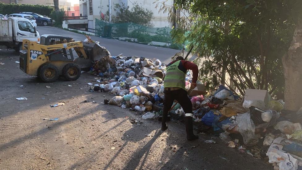 بلدية صيدا تبادر برفع النفايات المتكدسه في منطقة عبرا قبيل العاصفة المرتقبة