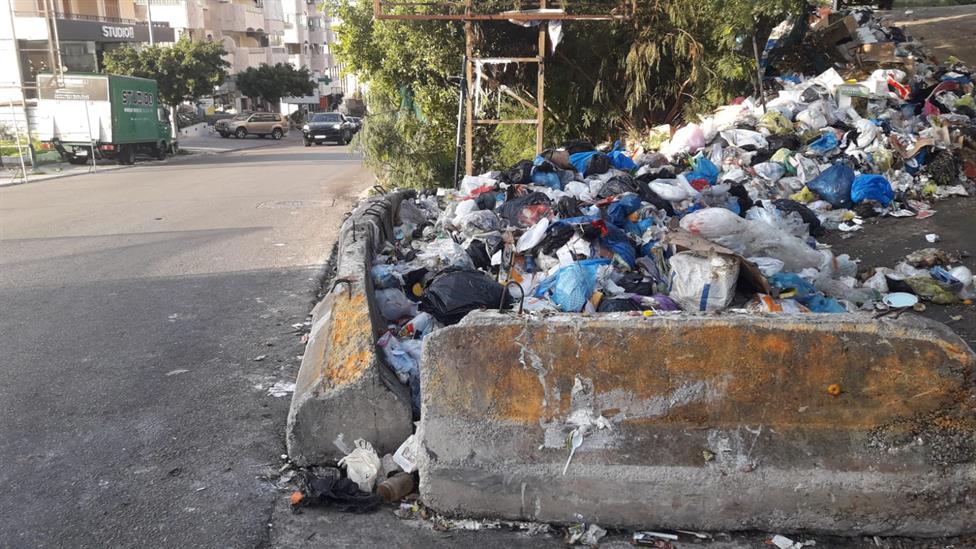 بلدية صيدا تبادر برفع النفايات المتكدسه في منطقة عبرا قبيل العاصفة المرتقبة