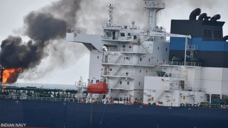 بالصور - النيران تشتعل بداخلها ... آثار الضرر الذي اصاب السفينة البريطانية عقب هجوم "الحوثيين"