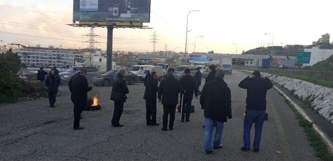 بالصور.. "تحركات احتجاجية" وقطع طرقات في مناطق لبنانية متفرقة