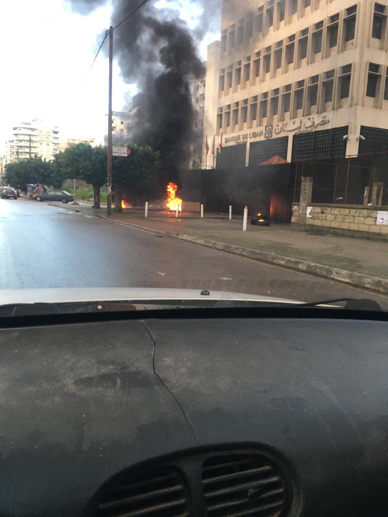بالصور.. "تحركات احتجاجية" وقطع طرقات في مناطق لبنانية متفرقة