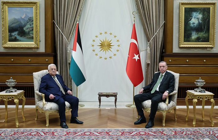 الرئيس عباس يجتمع مع نظيره التركي