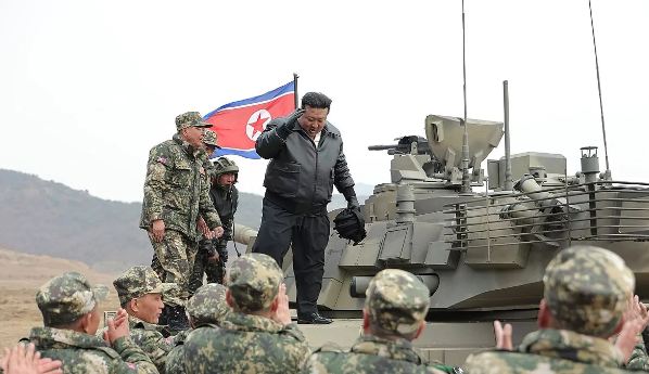 بالصور - الزعيم الكوري الشمالي يقود دبابة قتالية خلال استعراض عسكري!