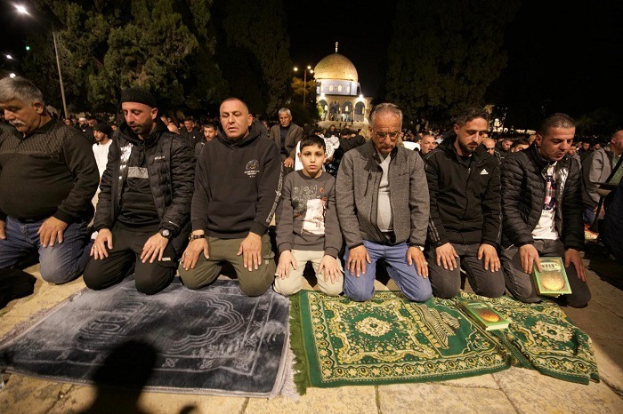 55 ألف مصل يؤدون صلاتي العشاء والتراويح في المسجد الأقصى