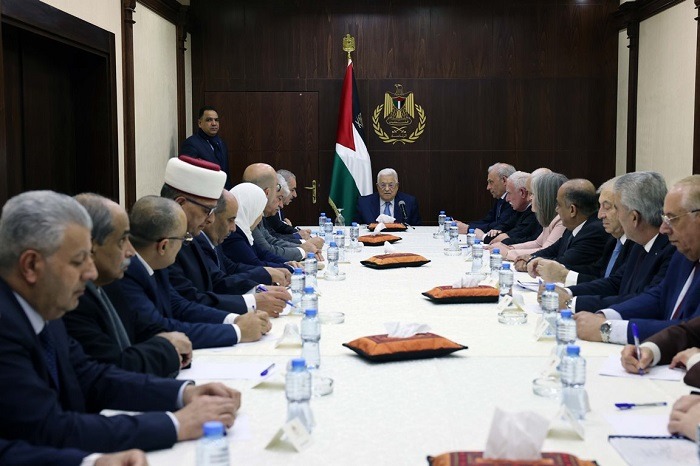 الرئيس عباس يستقبل رئيس الوزراء ووزراء حكومة تسيير الأعمال ويشيد بإنجازاتهم