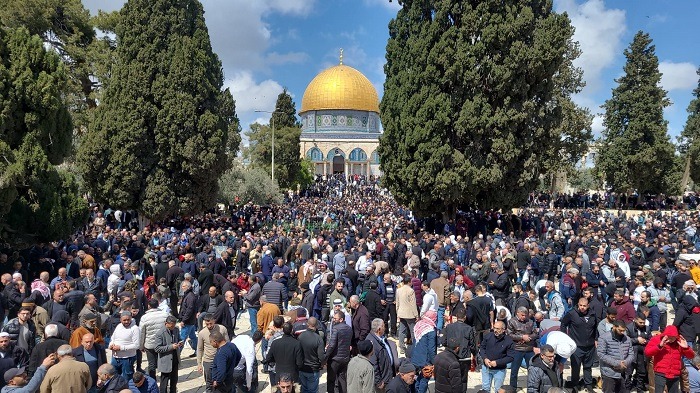 120 ألفا يؤدون صلاة الجمعة الثانية من رمضان في "الأقصى" رغم إجراءات الاحتلال