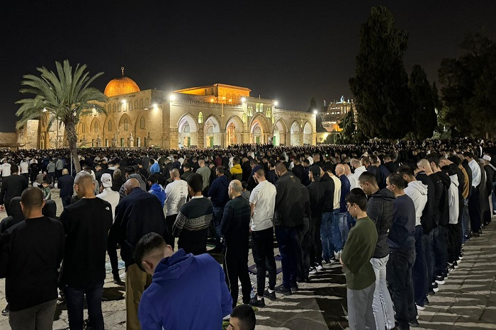 50 ألفا يؤدون صلاتي العشاء والتراويح في المسجد الأقصى