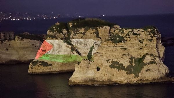 بالصور .. صخرة الروشة تضاء بالعلم الفلسطيني!