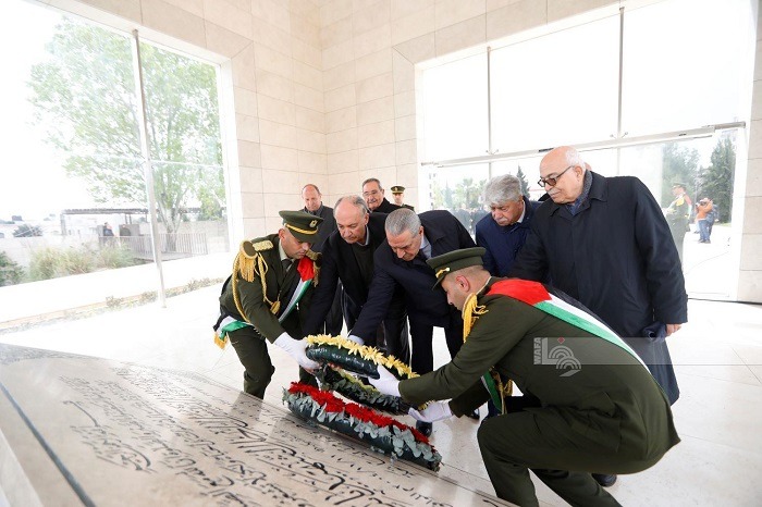 حسين الشيخ وأعضاء اللجنة التنفيذية يضعون إكليلا من الزهور على ضريح الشهيد عرفات!