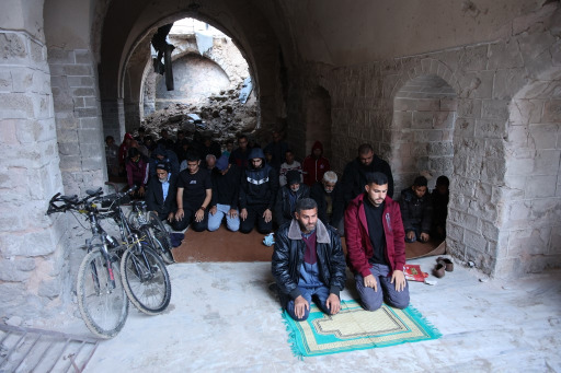 بالصور - فطر حزين في غزة... فلسطينيّون يتذكّرون بحسرة الأعياد السابقة وسط ركام المساجد والدمار