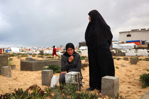 بالصور - فطر حزين في غزة... فلسطينيّون يتذكّرون بحسرة الأعياد السابقة وسط ركام المساجد والدمار