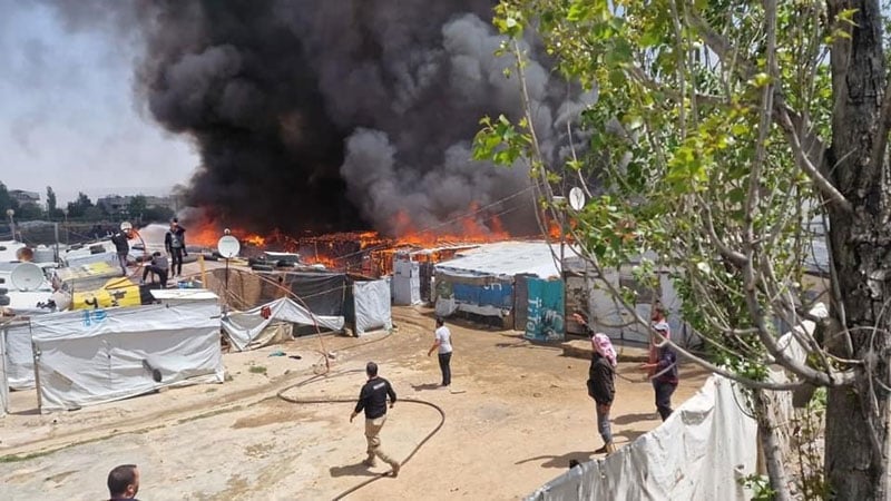 بالفيديو - حريق كبير يلتهم مخيمًا للنازحين السوريين في زحلة!