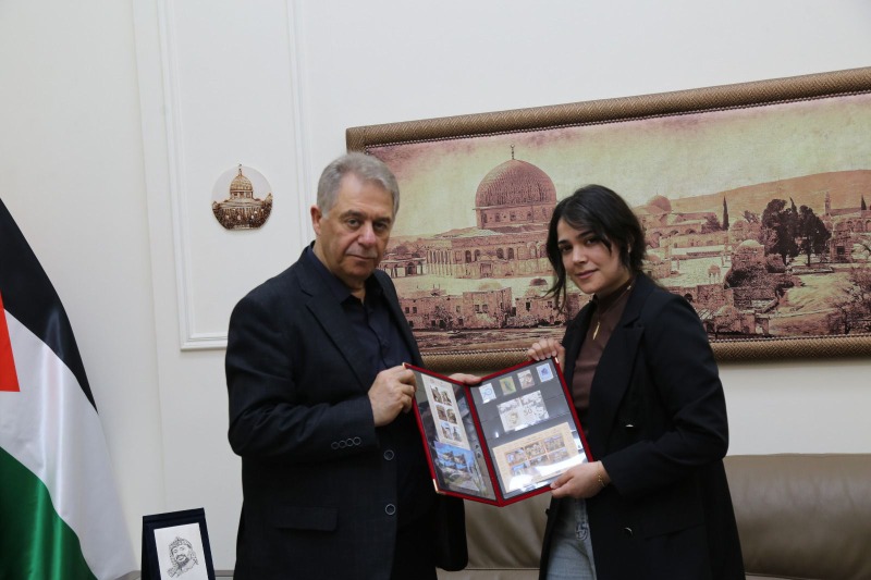 السفير دبور يكرم الفنانة التشكيلية هبة ياسين