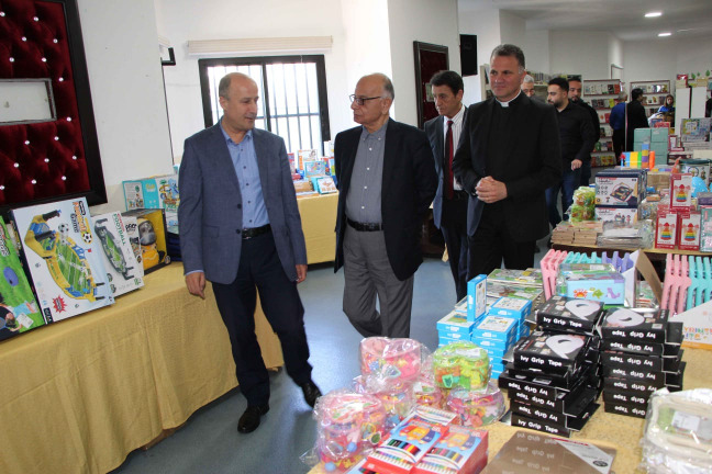 "ثانوية السفير - الغازية" افتتحت معرض الكتاب والألعاب الفكرية بتكريم ذكرى شاعر القصب والخيال "جوزف حرب.. سمفونية فصول"