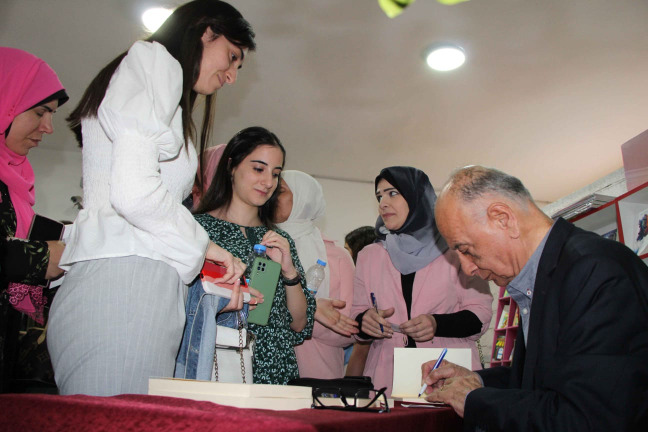 "ثانوية السفير - الغازية" افتتحت معرض الكتاب والألعاب الفكرية بتكريم ذكرى شاعر القصب والخيال "جوزف حرب.. سمفونية فصول"