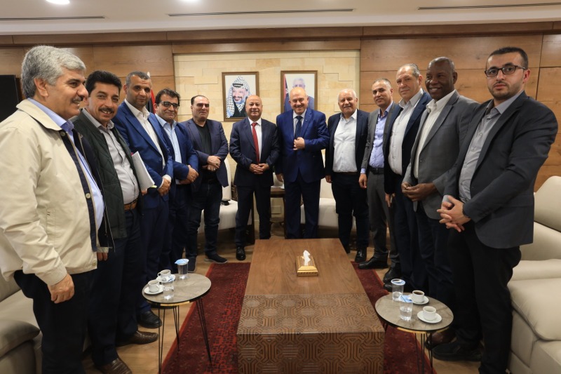 د. حجاوي و د. أبو هولي يناقشان واقع المخيمات بعد آثار العدوان المتكرر عليها!