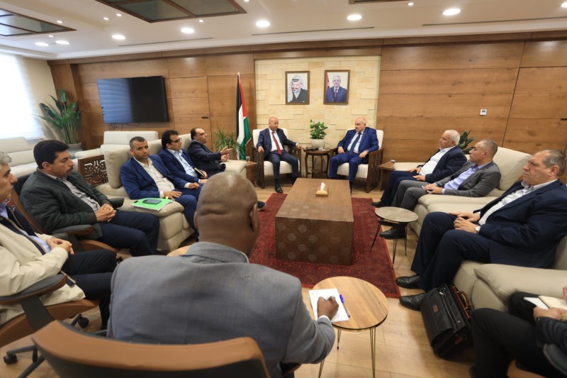 د. حجاوي و د. أبو هولي يناقشان واقع المخيمات بعد آثار العدوان المتكرر عليها!