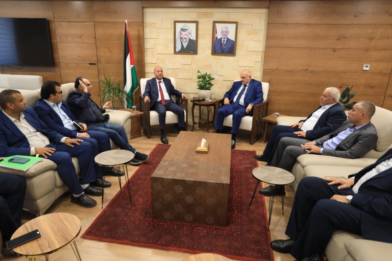 د. حجاوي و د. أبو هولي يناقشان واقع المخيمات بعد آثار العدوان المتكرر عليها!