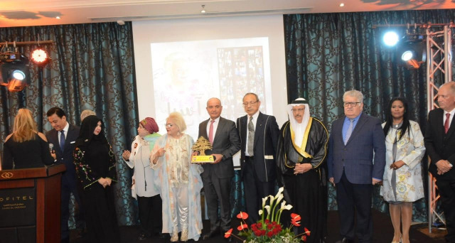 بالصور - الكاتبة اللبنانية آسيا قاسم توقع أول أعمالها "خواطر متشابكة" بحضور مشاهير الفن والمجتمع